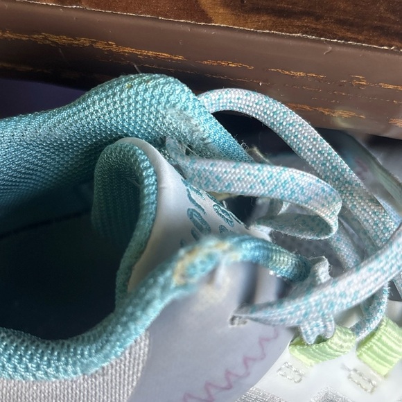 Kyrie Irving Flytrap 5 11/23 1 World 1 People Size 5Y Basketball. - Picture 6 of 6